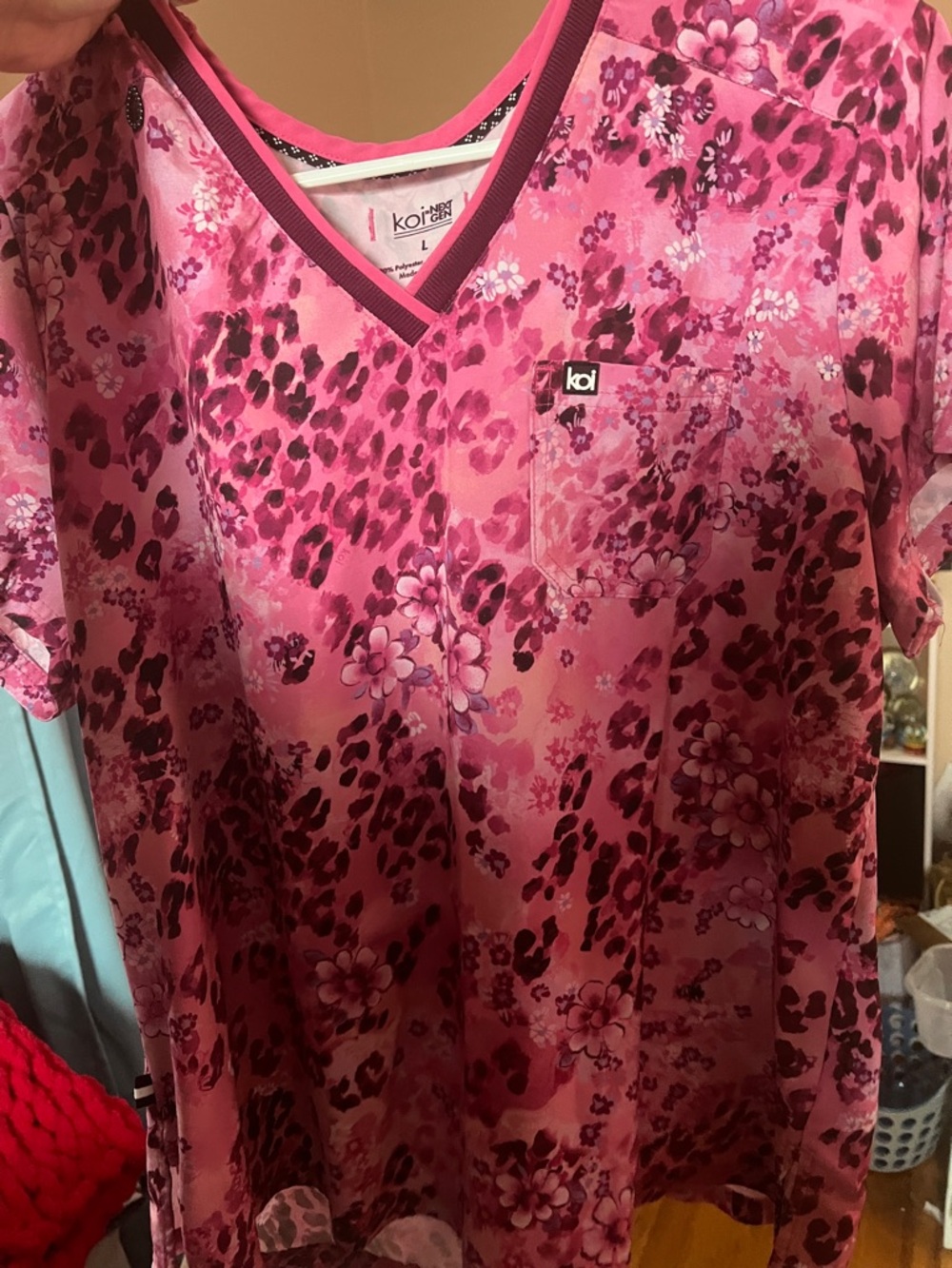 ✨KOI Next Gen 1 Pocket Print Scrub Top Wild Petals - Picture 3 of 4